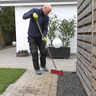 Fliserne skrider: Endelig kan du feje Fliserne skrider: Endelig kan du feje